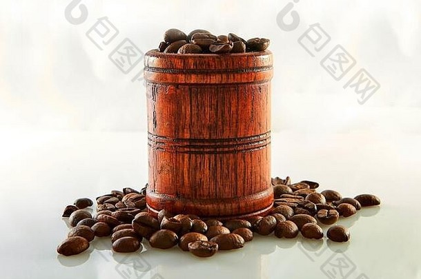 咖啡豆子木桶孤立的白色背景
