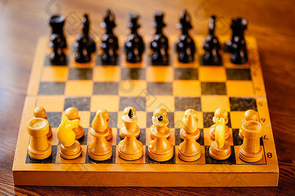 国际象棋站古老的木棋盘