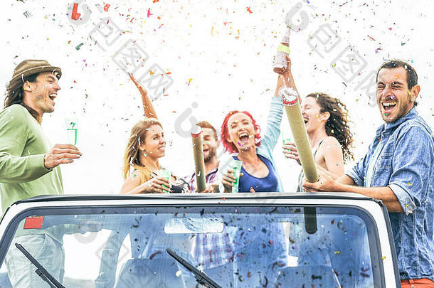 集团快乐朋友使聚会，派对扔五彩纸屑可转换吉普车车年轻的人庆祝有趣的喝香槟