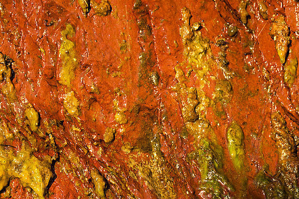 背景自然湿橙色石头墙纹理粗糙的岩石表面