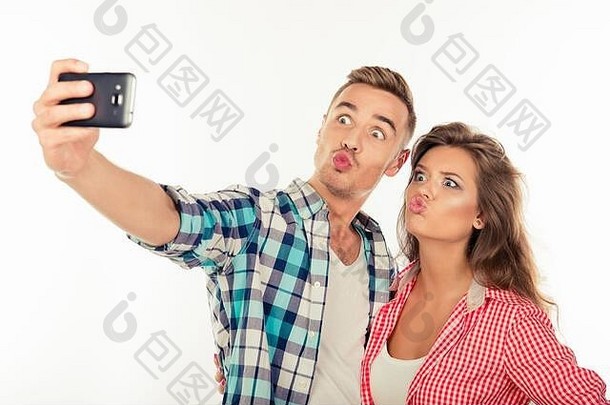 快乐的有趣的夫妇爱使自拍照片智能手机