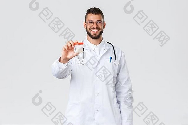医疗保健工人医疗保险流感大流行科维德概念英俊的快乐的医生微笑相机穿医疗白色外套眼镜