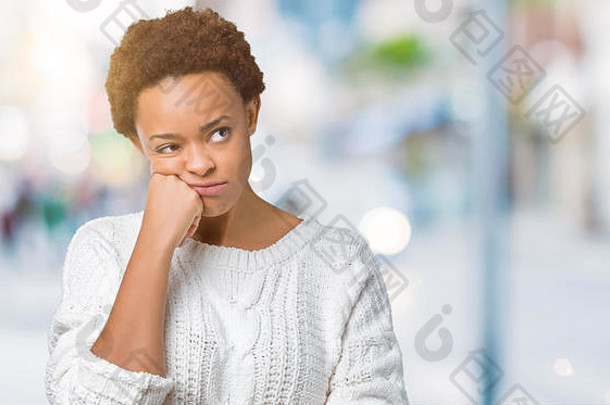 美丽的年轻的非洲美国女人穿毛衣孤立的背景思考累了无聊抑郁症问题交叉