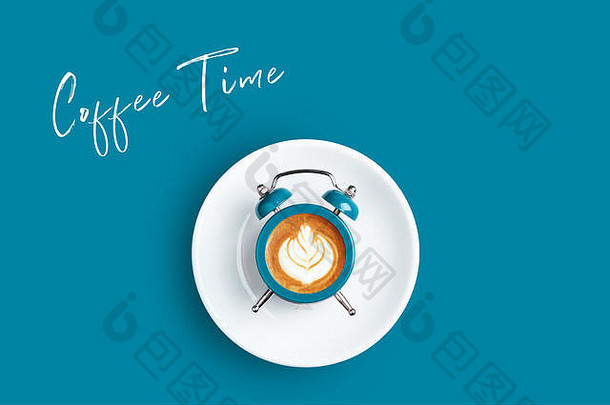报警时钟刻度盘卡布奇诺咖啡蓝色的背景最小的风格咖啡时间概念登记咖啡时间