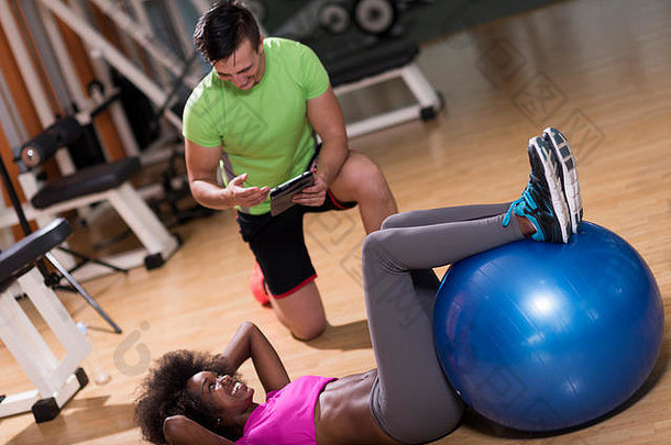 健康的年轻的夫妇锻炼健身房普拉提锻炼个人教练