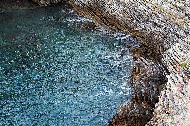 美丽的岩石海湾清晰的蓝色的海水黑山共和国
