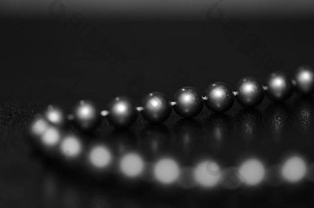 长串珠项链黑暗背景黑色的白色