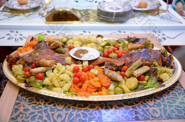 蒸羊肉装饰蔬菜提出了摩洛哥婚礼