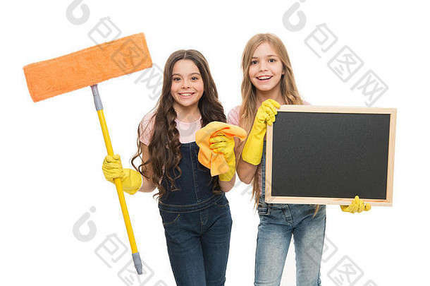 家庭职责女孩橡胶保护手套准备好了清洁助手女孩可爱的孩子们清洁责任黑板上复制空间清洁检查列表孩子们清洁
