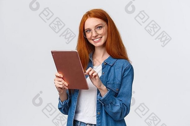 半身照肖像友好的快乐红色头发的人女学生浏览在线商店持有数字平板电脑挑选互联网学习