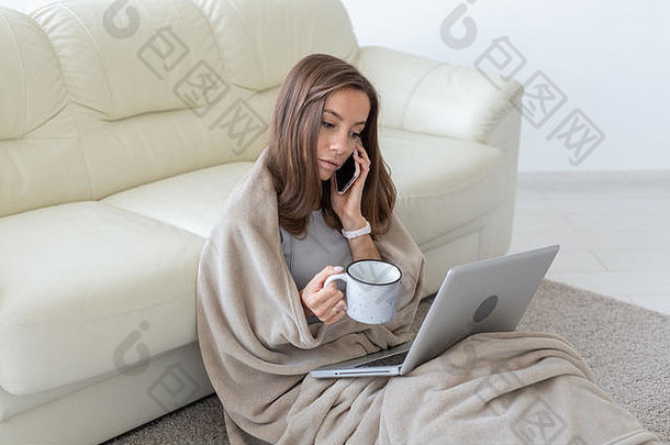 自由自由人概念年轻的女人杯热喝坐着地板上工作移动PC首页