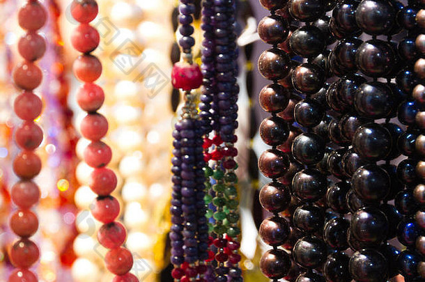 色彩斑斓的色彩鲜艳的手工制作的配件项链珠子使宝石石头shopboard准备出售