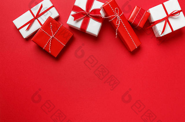 圣诞节礼物礼物红色的背景简单的经典红色的白色包装礼物盒子丝带弓水平边境