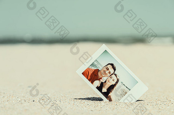 复古的即时<strong>照片</strong>年轻的快乐夫妇海滩