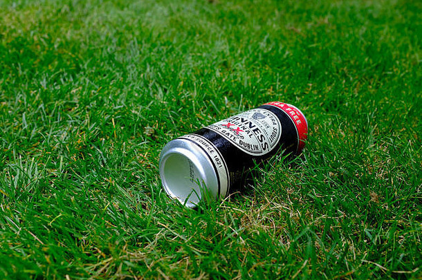 啤酒被丢弃的郊区花园