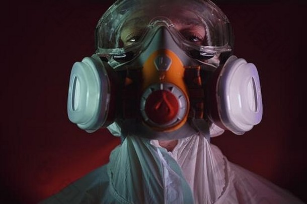 男人。保护服装西装气体保护医疗喷雾油漆面具医生呼吸器概念健康病毒冠状病毒疫情