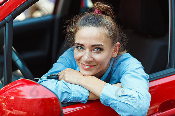 年轻的微笑女人开车车