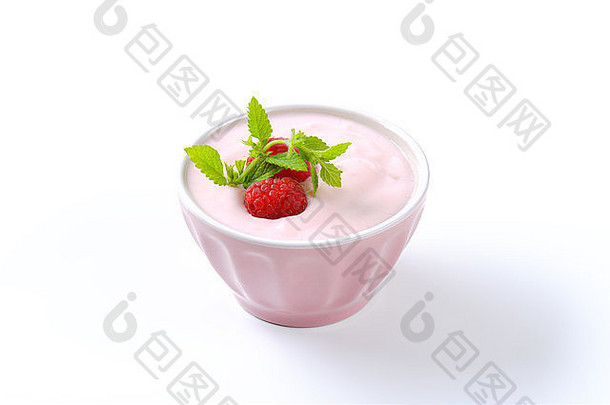 光树莓酸奶粉红色的瓷碗