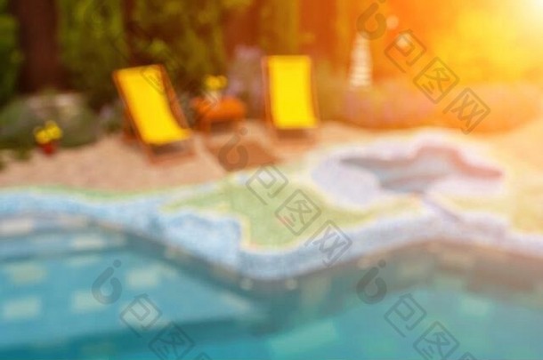 摘要模糊背景蓝色的游泳池黄色的日光浴浴床酒店度假胜地假期假期休闲背景概念