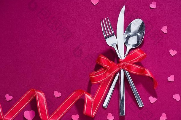 叉刀勺子系红色的丝带粉红色的布庆祝活动食物概念