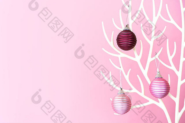 圣诞节树使白色角小玩意装饰粉红色的背景