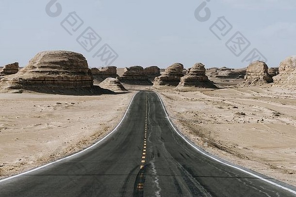 戈壁沙漠路巨大的干荒野