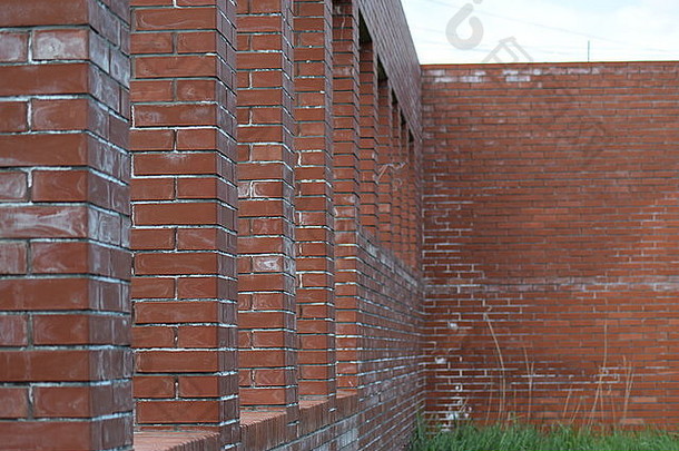 被遗弃的建筑红色的砖墙窗户未完成的首页