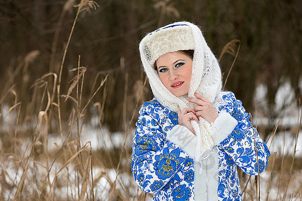 俄罗斯年轻的女人传统的俄罗斯衣服