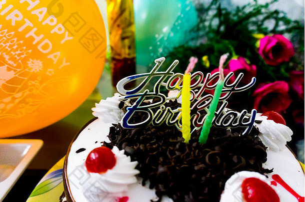 美丽的生日蛋糕糖衣蜡烛巧克力气球花聚会，派对波普尔