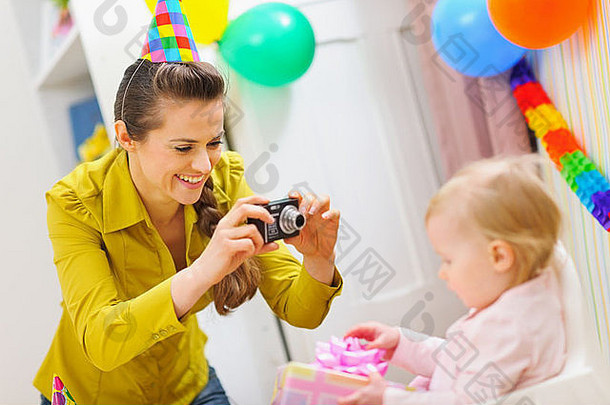 妈妈。使照片婴儿生日聚会，派对