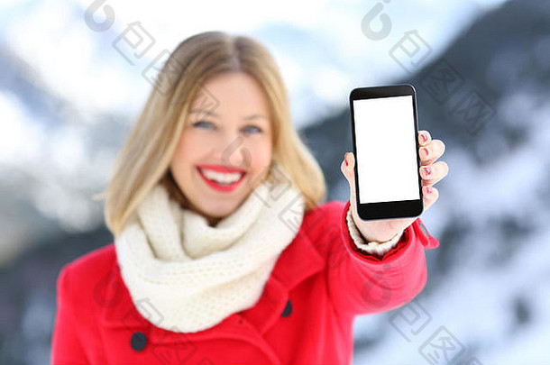 前面视图肖像女孩红色的显示空白聪明的电话屏幕雪山冬天