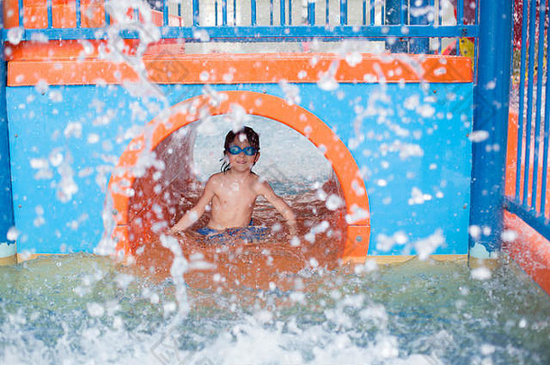 甜蜜的孩子男孩玩水世界操场上享受景点游泳大游泳池假期