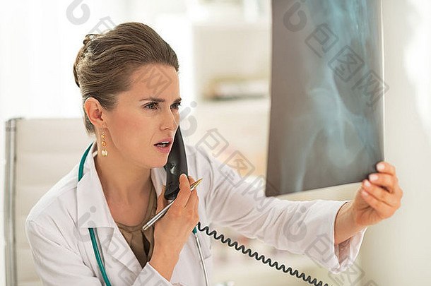 医疗医生女人荧光照相术会说话的电话