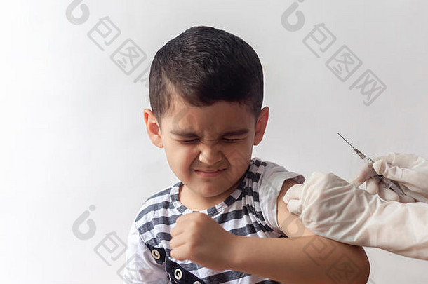 医生接种疫苗年轻的病人男孩害怕注射孩子的免疫接种孩子们的疫苗接种健康概念