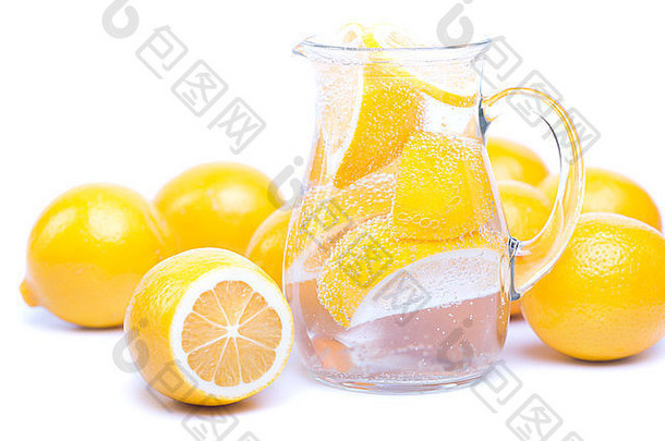 新鲜的柠檬的水