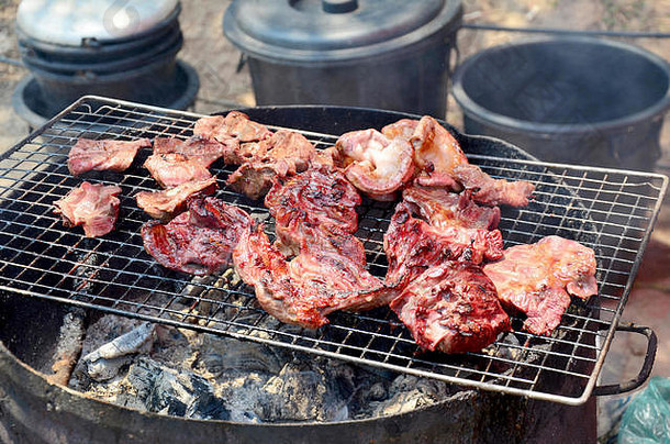 老挝人烹饪猪肉烤内脏猪烤出售炉子当地的市场銮prabang老挝