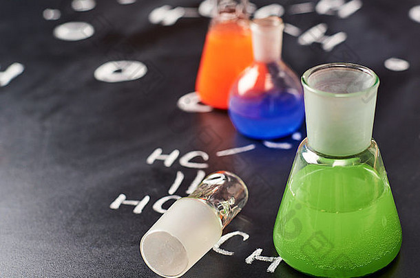 化学管填满色彩斑斓的液体