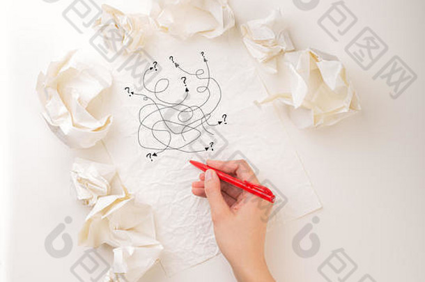 女手皱巴巴的纸球画随机涂鸦