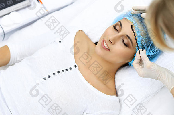 专业美容师年轻的女人美沙龙化妆艺术家触摸客户睫毛刷特写镜头美容治疗