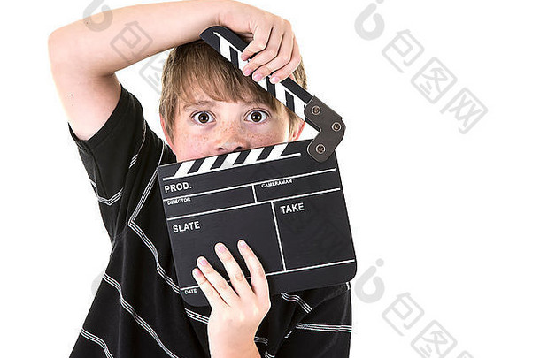 年轻的男孩宽眼睛持有电影克拉珀董事会白色背景