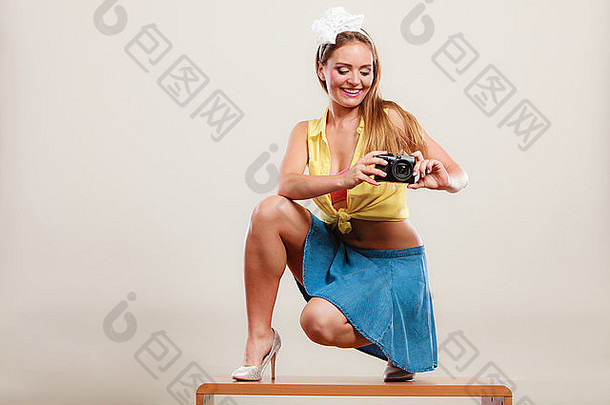 快乐微笑漂亮的销女孩穿丢弓裙子高高跟鞋采取照片图片相机有吸引力的女人
