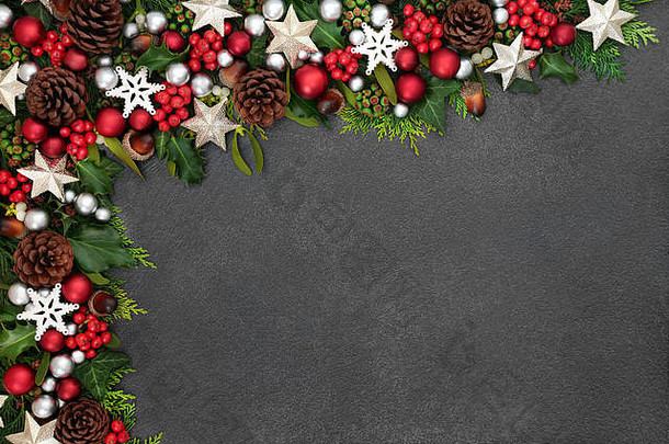 节日<strong>圣诞</strong>节背景边境明星球装饰物冬青槲寄生冬天植物区系难看的东西灰色背景复制空间