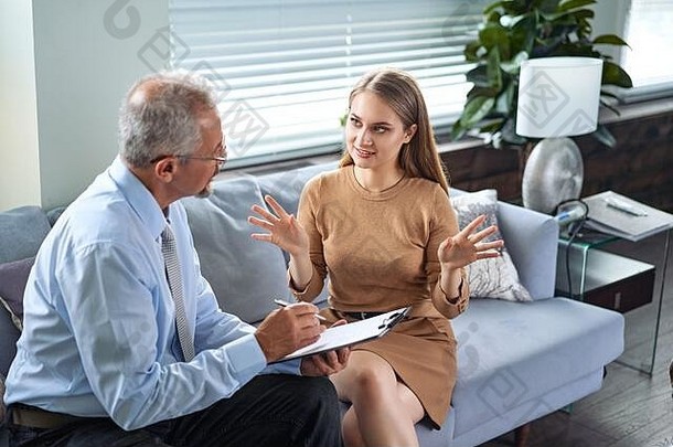 年轻的女人咨询心理治疗师心理学家会话病人办公室给建议生活