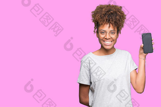 年轻的非洲美国女人显示智能手机屏幕孤立的背景快乐脸站微笑自信微笑显示