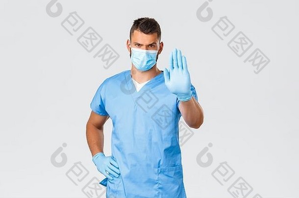医疗保健工人科维德冠状病毒防止病毒概念严肃的表情自信英俊的医生病人停止穿