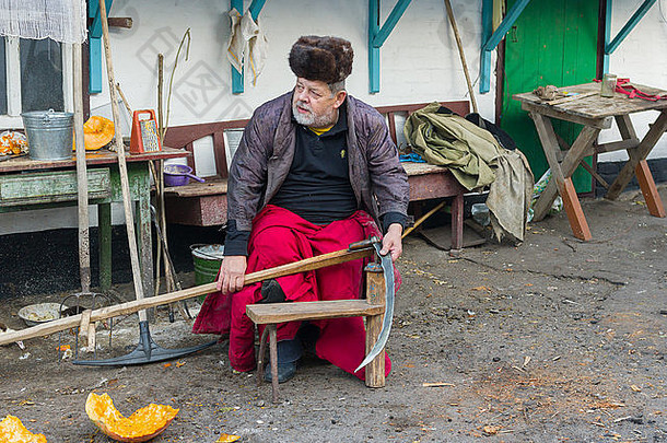 乌克兰农民准备好了磨长柄大镰刀家园