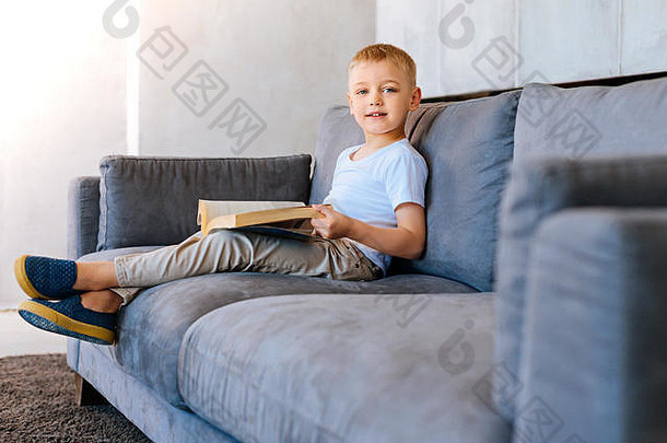 积极的聪明的男孩阅读书