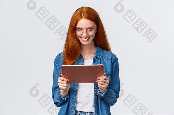 半身照肖像漂亮的快乐红色头发的人女学生研究工作设计项目穿眼镜持有数字平板电脑