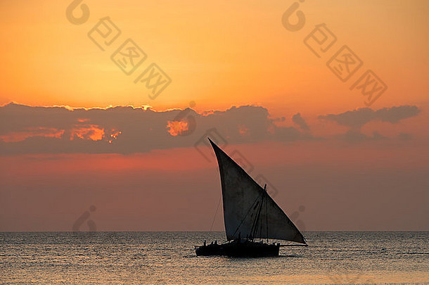 帆船单桅帆船水日落云桑给巴尔岛