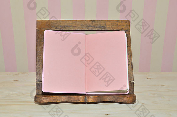 粉红色的烹饪书木书持有人粉黄厨房墙